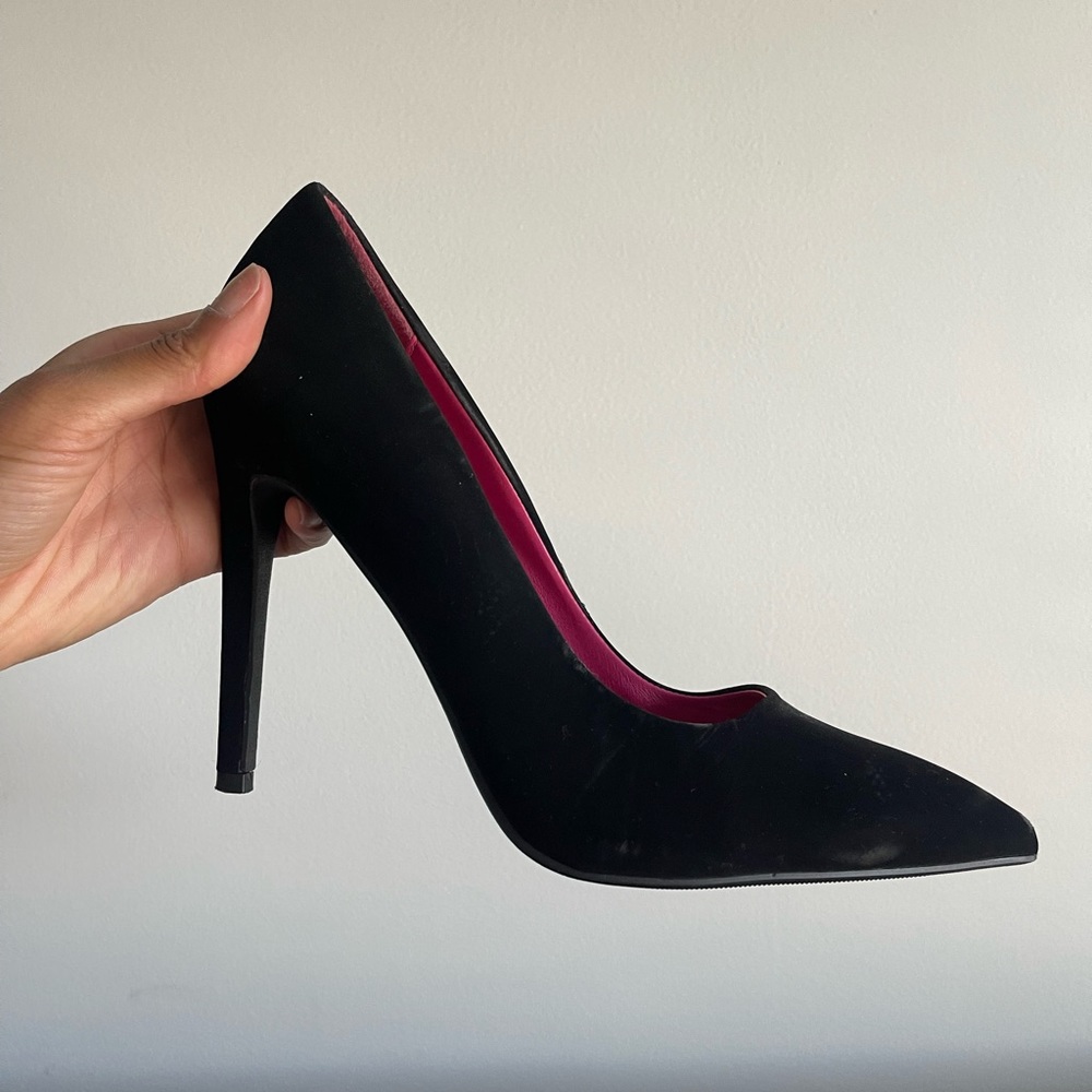 Black pumps